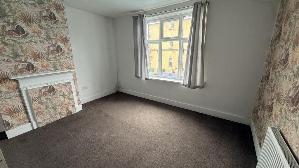 Lot: 167 - VACANT SEMI-DETACHED HOUSE WITH POTENTIAL - Internal image of bedroom 1 on first floor